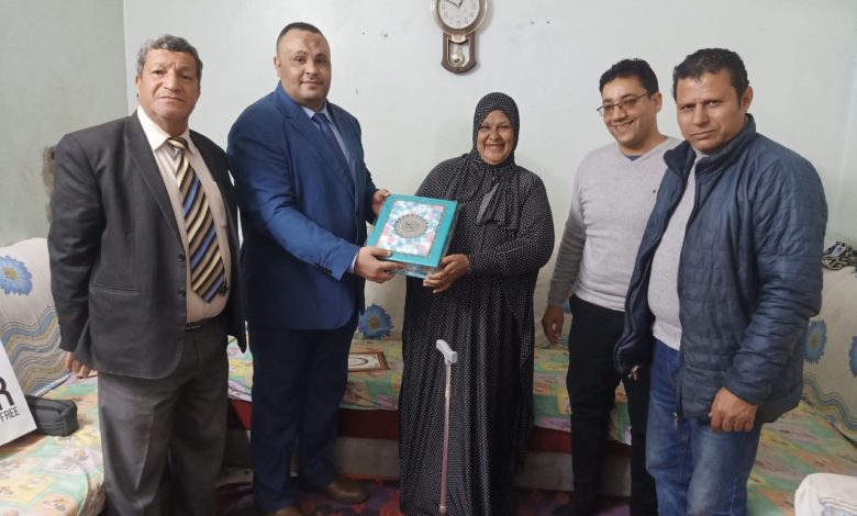 حزب مصر الحديثة بالشرقية يكرم « نجاة علي » والدة أول معيد كفيف بمسقط رأسها بقرية شيبة بالزقازيق 1 IMG 20230322 WA0157