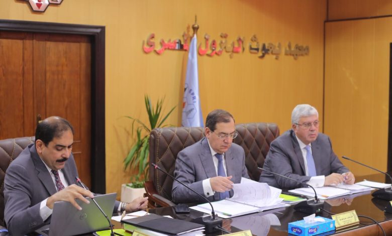 وزيرا البترول والتعليم العالي يرأسان اجتماع مجلس إدارة معهد بحوث البترول 4 IMG 20230328 WA0071