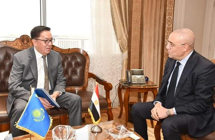 وزير الإسكان يلتقى سفير جمهورية كازاخستان لعرض التجربة العمرانية المصرية. 1 FB IMG 1681374222677