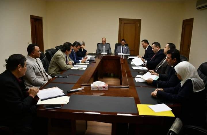 وزير الرياضة يجتمع مع مجلس إدارة هيئة إستاد القاهرة لمناقشة الفرص الاستثمارية 3 FB IMG 1681496608994