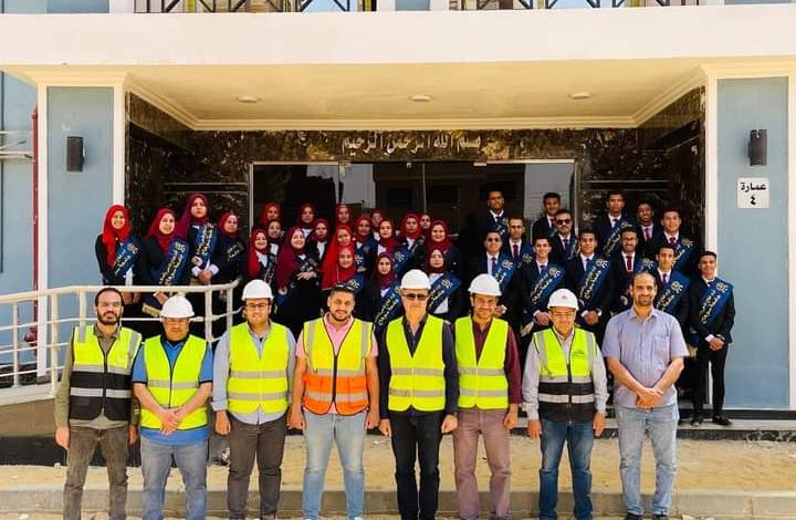 جامعة سوهاج تواصل تنفيذ برنامج الزيارات الطلابية الميدانية للمشروعات القومية بالمحافظة 8 FB IMG 1681737285080