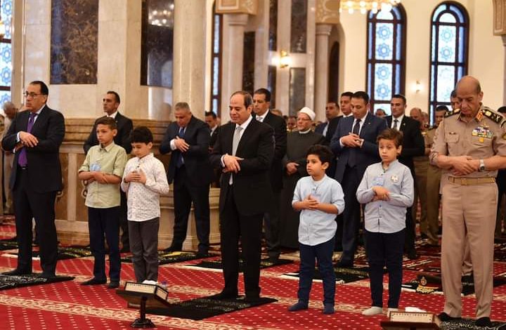 الرئيس السيسي يؤدي صلاة عيد الفطر بمسجد المشير طنطاوي مع ابناء الشهداء 6 FB IMG 1682076941791