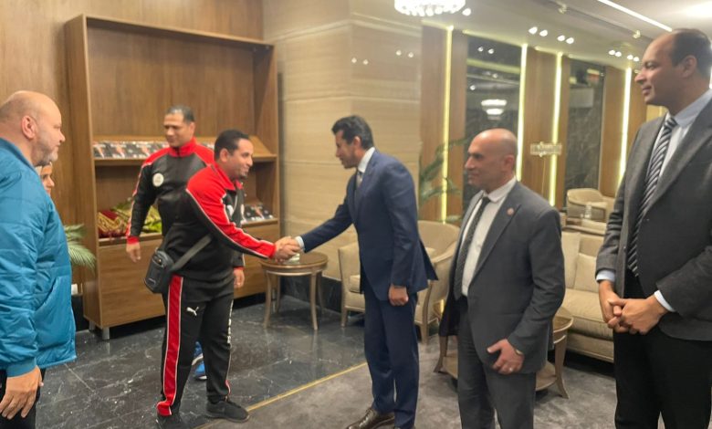 أشرف صبحي يستقبل بعثة منتخب مصر لرفع الأثقال في مطار القاهرة 4 IMG 20230403 WA0028