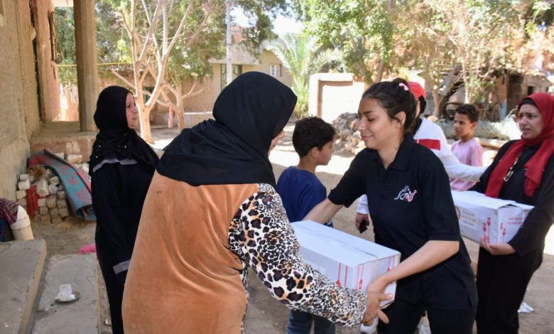 طلاب جامعة القاهرة يوزعون 2500 كرتونة مواد غذائية على أهالي البدرشين 4 IMG 20230404 WA0080