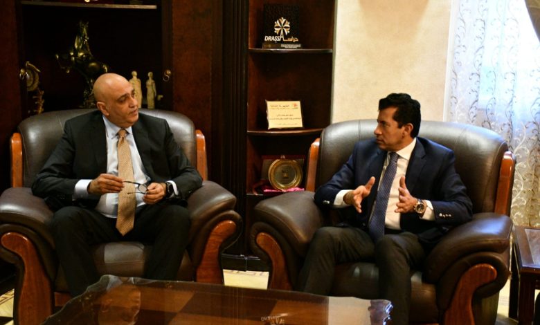 وزير الشباب يبحث التعاون المشترك مع لجهاز تنمية المشروعات المتوسطة والصغيرة 5 IMG 20230411 WA0115