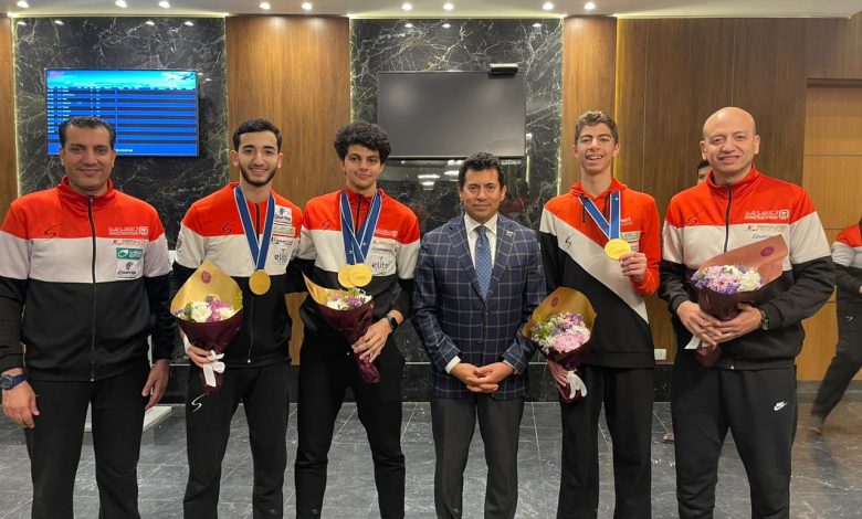 بعد إنجازها التاريخي ببطولة العالم... وزير الرياضة يستقبل بعثة منتخب مصر للسلاح في المطار 1 IMG 20230411 WA0136