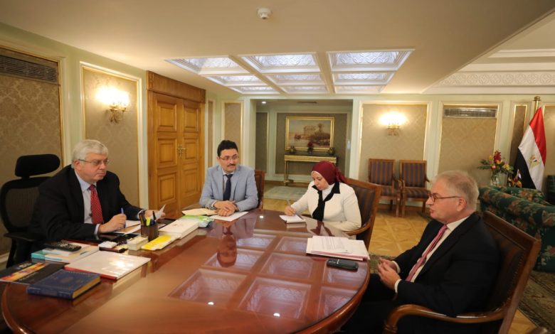 وزير التعليم العالي يلتقي بوفد اللجنة العلمية لإنتاج لقاح كورونا 1 IMG 20230412 WA0074