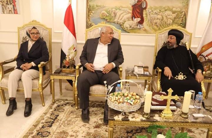 محافظ الوادي الجديد يقدم التهنئة بعيد القيامة المجيد بكنيسة السيدة العذراء بالخارجة 1 IMG 20230417 WA0025