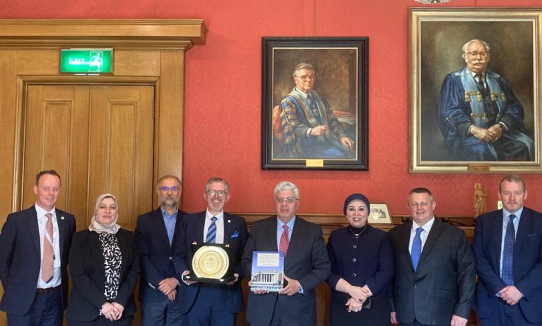 وزير التعليم العالي يلتقي بمسئولي الكلية الملكية للجراحين أدنبره ببريطانيا 5 IMG 20230520 WA0118