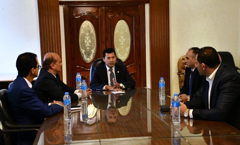 وزير الرياضة يلتقي مجلس إدارة الإتحاد المصري للتجديف لبحث عدد من ملفات العمل 5 IMG 20230521 WA0204