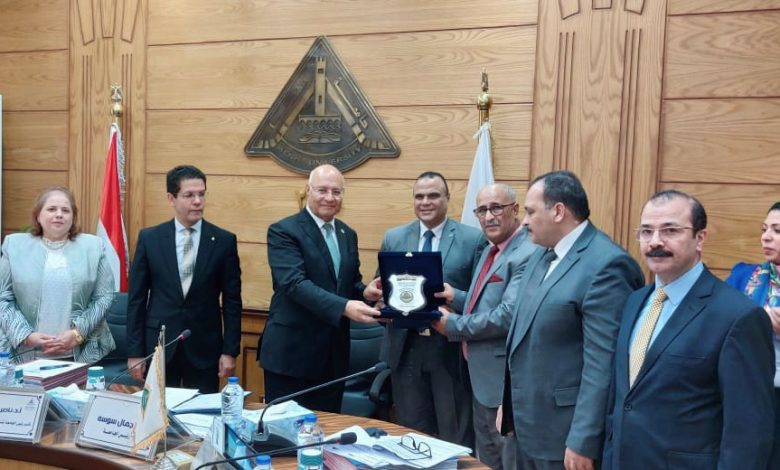 رئيس جامعة بنها يؤكد على إنتظام أعمال الامتحانات 1 IMG 20230529 WA0179