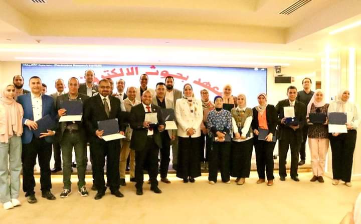 بحوث الإلكترونيات يكرم المتميزين من الباحثين والإداريين بالمعهد 4 FB IMG 1686676687914