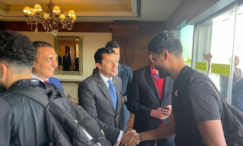 بالصور وزير الشباب والرياضة يستقبل بعثة النادي الأهلي بمطار القاهرة الدولي 7 IMG 20230612 WA0199