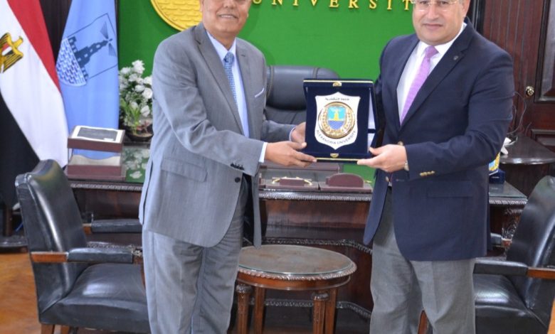 جامعة الإسكندرية تمنح درجة الدكتوراه لباحث وتكرم رئيس جامعة جنوب الوادي 1 IMG 20230624 WA0114