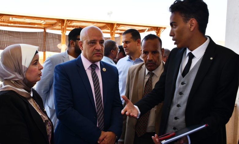رئيس جامعة أسوان يشهد احتفال طلاب كلية الهندسة بمشروعات التخرج 1 IMG 20230711 WA0103
