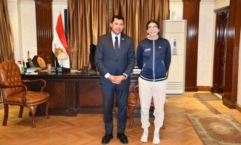 وزير الرياضة يهنئ أمينة عرفي بعد تتويجها ببطولة العالم للإسكواش للناشئات بأستراليا 1 IMG 20230723 WA0044