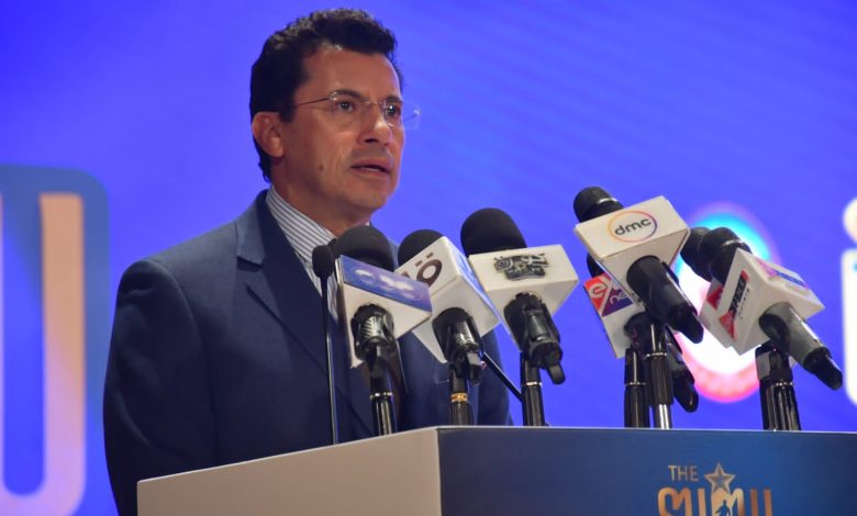 صبحى يهنئ عزمي محيلبه ببرونزية منافسات الاسكيت ببطولة العالم للكبار ٢٠٢٣بدولة أذربيجان 1 IMG 20230818 WA0041