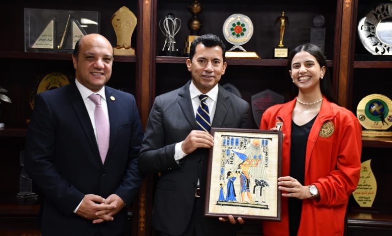 بعد خطفها أنظار العالم بالعرض الفرعوني للجمباز.. وزير الرياضة يستقبل حبيبة مرزوق" 5 IMG 20230831 WA0137