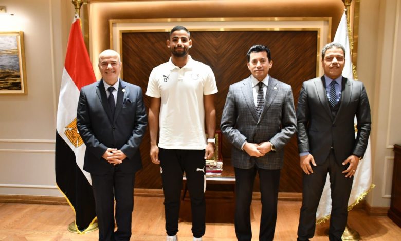 وزير الرياضة يستقبل لاعب المنتخب الاولمبي باشا محمد باشا ابن دورى مراكز الشباب 4 IMG 20230917 WA0126