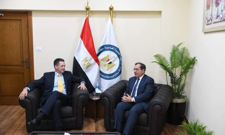 طارق الملا وزير البترول والثروة المعدنية لويك فيفييه نائب رئيس شركة اكسون موبيل الامريكية 3 FB IMG 1697396736066