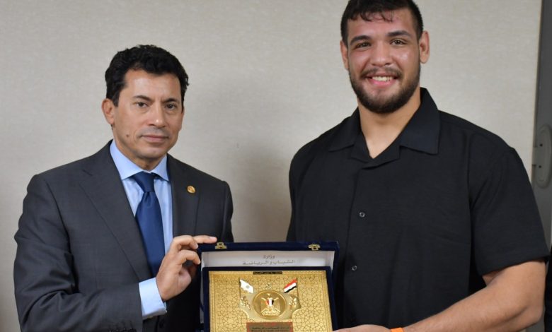 وزير الشباب والرياضة يُكرم البطل المصري عبد اللطيف منيع لاعب المصارعة 1 IMG 20231009 WA0190
