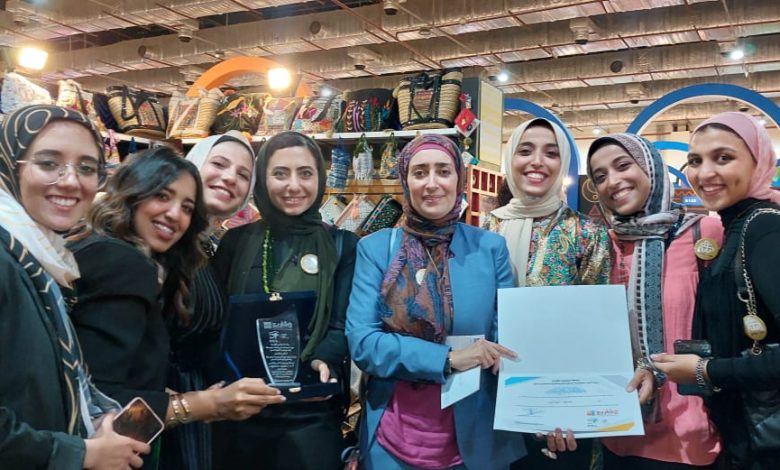 طلاب فنون تطبيقية حلوان يفوزون بمسابقة تطوير حرفة حطب الحنة 1 IMG 20231010 WA0069