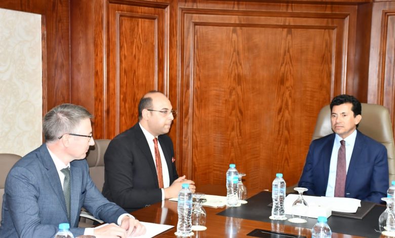 وزير الشباب والرياضة يلتقي أعضاء اللجنة التحضيرية للمهرجان العالمي للشباب في روسيا 4 IMG 20231016 WA00471