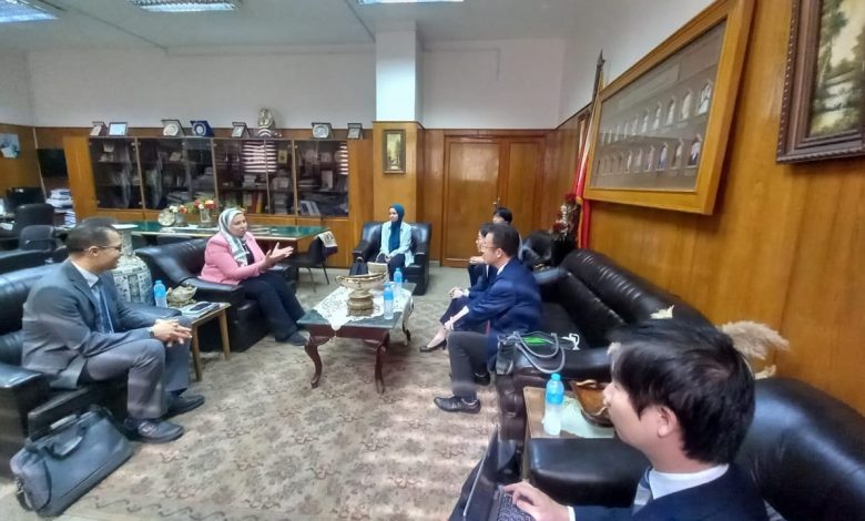 عميد ألسن عين شمس تجتمع بوفد ياباني لبحث سبل التعاون المشترك 1 IMG 20231027 WA0199