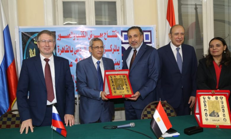 تحت علم فلسطين دار الهلال تمنح جاد درع المؤسسة 1 IMG 20231029 WA0117