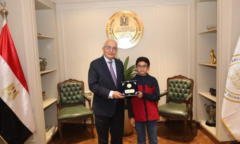 وزير التربية والتعليم يستقبل الطالب النابغ يحيى عبد الناصر.. ويهديه درع الوزارة 2 FB IMG 1699809486402