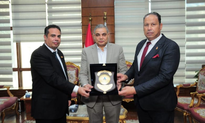 رئيس جامعة كفر الشيخ يكرم شعبان الخطيب رئيس اللجنه المنظمه لبطوله كأس العالم لرفع الاثقال لذوي الاحتياجات الخاصة 1 IMG 20231109 WA0120