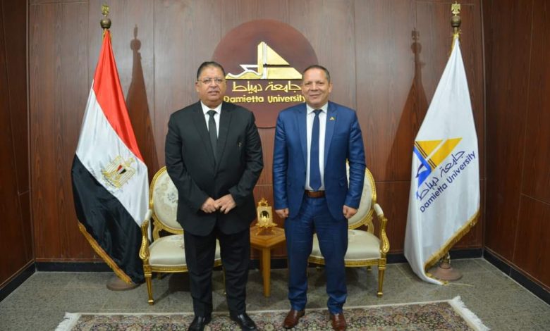 رئيس جامعة دمياط يلتقي رئيس جمعية المستثمرين لبحث سبل التعاون المشترك 1 IMG 20231110 WA0157