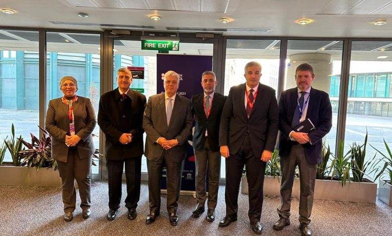 وزير التعليم العالي يلتقي بممثل الحكومة الإسكتلندية لشئون التعليم والشراكات الدولية 3 IMG 20231125 WA0033