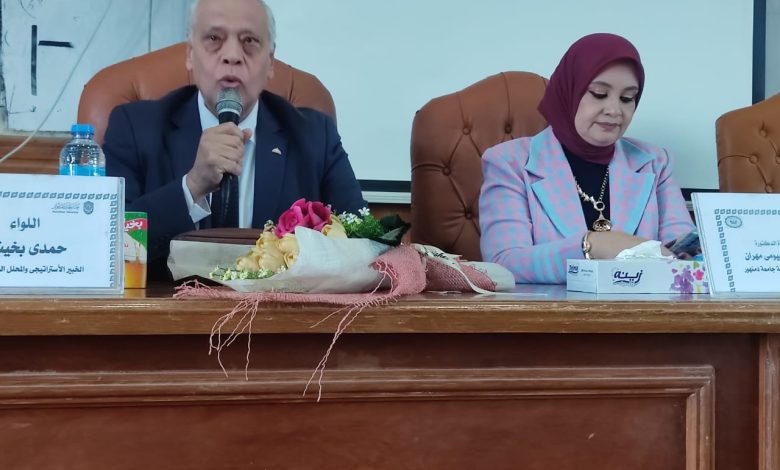 اللواء حمدي بخيت يتحدث عن " تحديات الأمن القومي المصري " في ندوة بجامعة دمنهور 1 IMG 20231127 WA0172