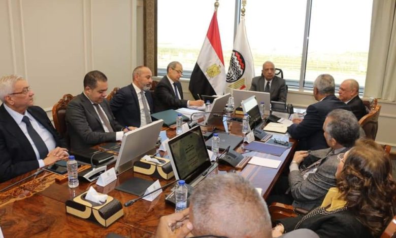 وزير قطاع الأعمال يستعرض مخطط المشروع السكنى فى أرض الحديد والصلب 3 FB IMG 1702906764900