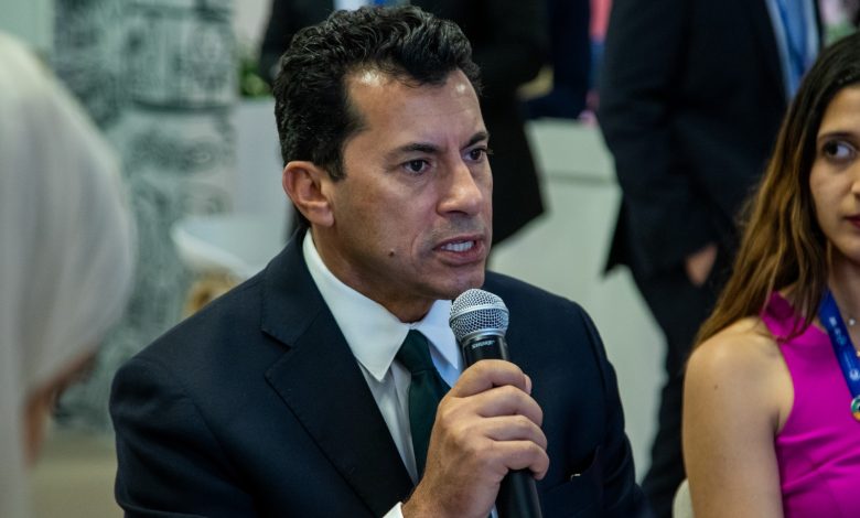 صبحي يلتقي الشباب العربي في مؤتمر المناخ COP28 بدبي 10 IMG 20231203 WA0180