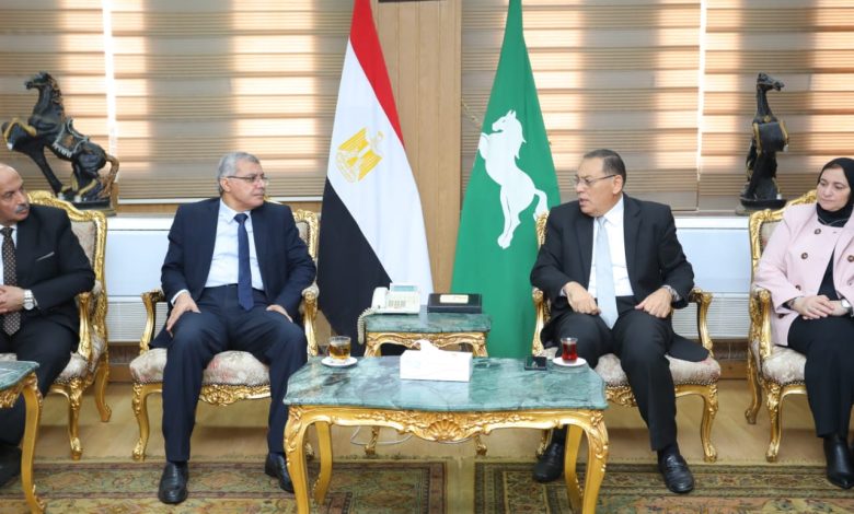 محافظ الشرقية يلتقي رئيس جامعة الزقازيق والوفد المرافق له ويؤكد علي أهمية مشاركة المواطنين في الانتخابات الرئاسية 1 IMG 20231204 WA0137