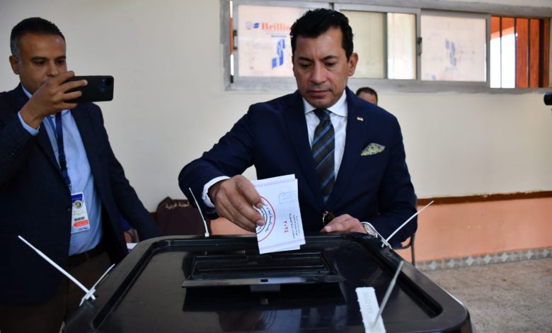 وزير الشباب والرياضه يدلي بصوته في الانتخابات الرئاسية بمدرسة طبرى الشروق 5 IMG 20231210 WA0113