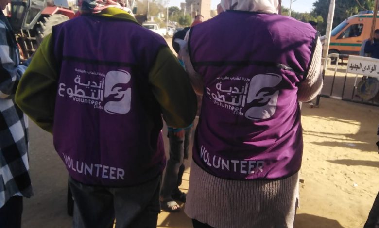 أعضاء أندية التطوع بالوادي الجديد يشاركون فى تنظيم العملية الانتخابية بالمحافظة 6 IMG 20231211 WA0132