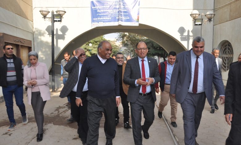 رئيس جامعة حلوان يجري جولة تفقدية لكليتي العلوم والتجارة 3 IMG 20231211 WA0199