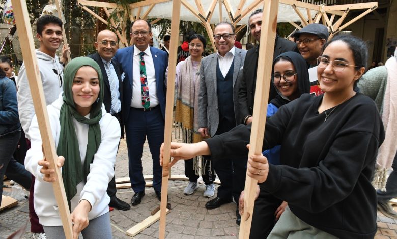 قنديل يفتتح معرض مشروعات طلاب قسم العمارة بكلية الفنون الجميلة 4 IMG 20240110 WA0099