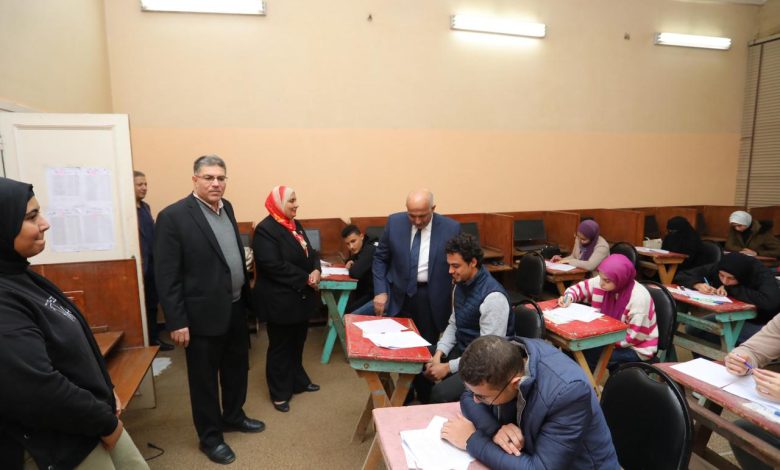 نائب رئيس جامعة الزقازيق لشئون التعليم والطلاب يتفقد الامتحانات بكليتى الحاسبات والطفولة المبكرة 1 IMG 20240115 WA0128