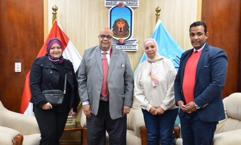 رئيس جامعة الأقصر يستقبل مدير مشروع مراكز التطوير المهني بالجامعة الأمريكية 1 IMG 20240115 WA0155