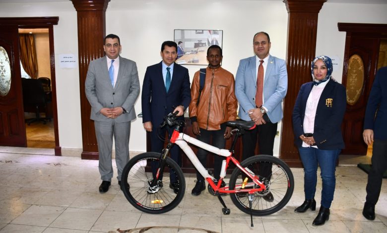 وزير الشباب والرياضة يكرم الطالب الغيني الذي قدم إلى مصر على الدراجة الهوائية للالتحاق بجامعة الأزهر 3 IMG 20240116 WA0133