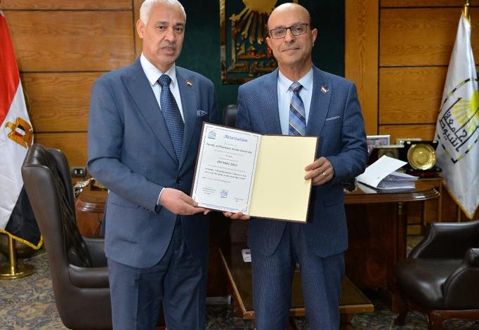 صيدلة أسيوط"تحصل على تجديد شهادة الأيزو (9001:2015 ISO) 1 IMG 20240117 WA0050