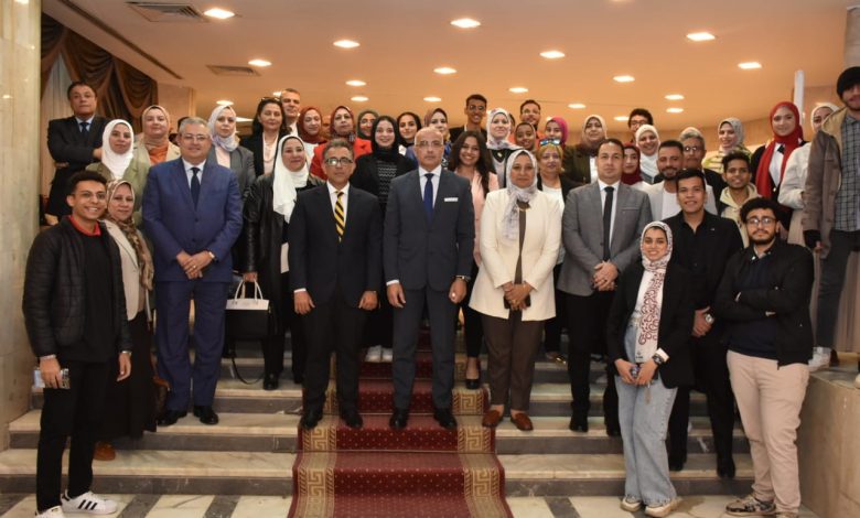 رئيس جامعة عين شمس يكرم الطلاب المتميزين بمهرجان ختام الأنشطة الطلابية 1 IMG 20240124 WA00931