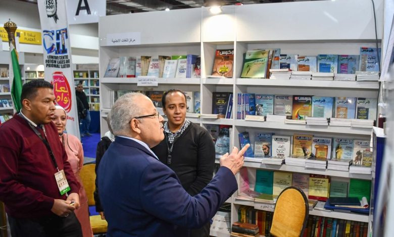 د. الخشت يتفقد جناح جامعة القاهرة فى معرض القاهرة الدولي للكتاب 3 IMG 20240129 WA0089