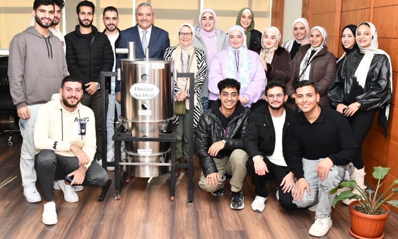 طلاب صيدلة الجامعة المصرية الصينية ينتجون أجهزة تدخل في مراحل صناعة الدواء 7 image 6483441 1