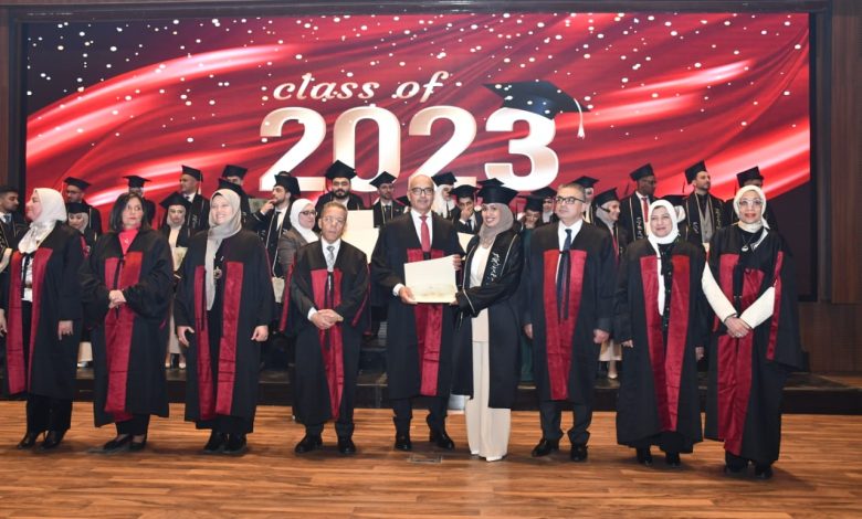 رئيس جامعة عين شمس وعميد كليه الطب يشهدان الحفل الاول لتخريج طلاب الطب الوافدين دفعة ٢٠٢٣ 1 IMG 20240204 WA0283