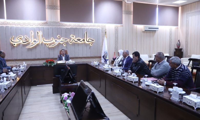 رئيس جامعة جنوب الوادي يجتمع بعمداء كليات القطاع الطبي بالجامعة 1 IMG 20240204 WA0293